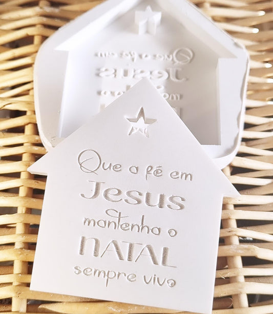 Molde em forma de casa com frase de Natal 'Que a fé em Jesus'