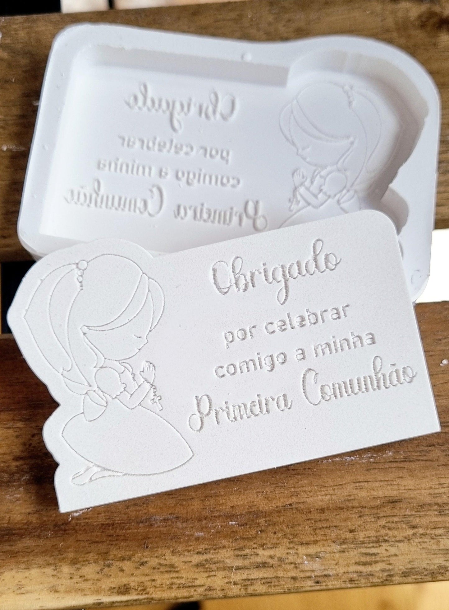 Molde de placa comunhão com menina e texto 'Obrigado por celebrar... Primeira Comunhão'