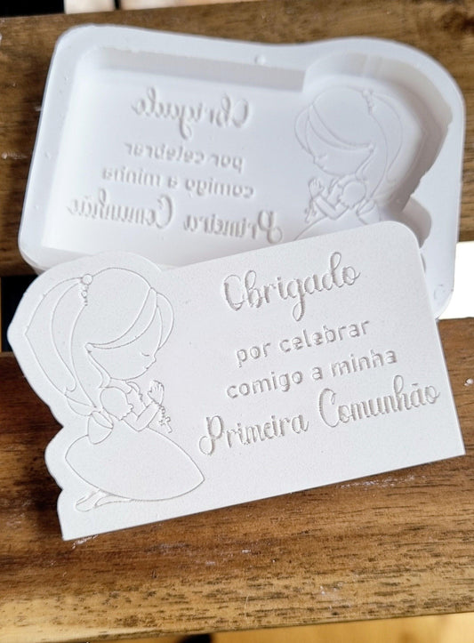 Molde de placa comunhão com menina e texto 'Obrigado por celebrar... Primeira Comunhão'