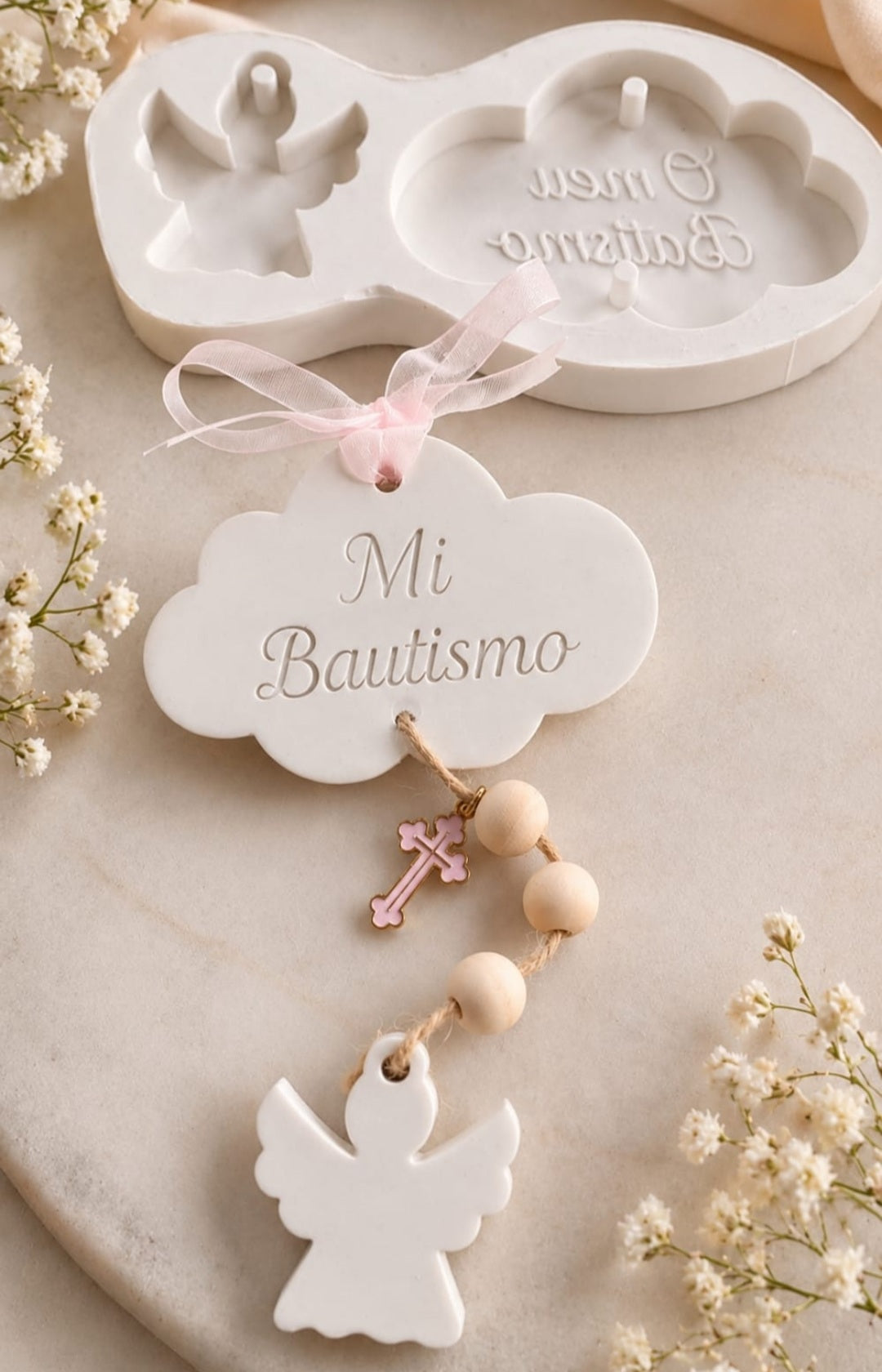 Molde de silicone branco em forma de nuvem e anjo com frase “Mi Baptismo”