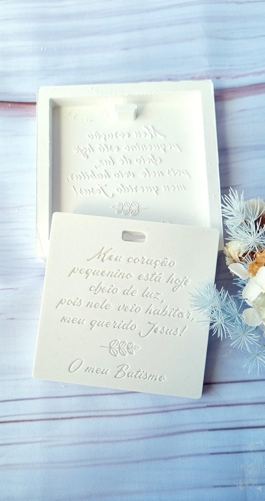 Molde de batizado branco com frase gravada e recorte para oferta