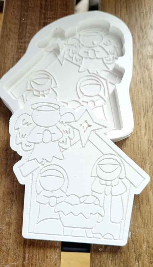 Molde para presépio em forma de cabana, branco, com estrela e figuras gravadas.