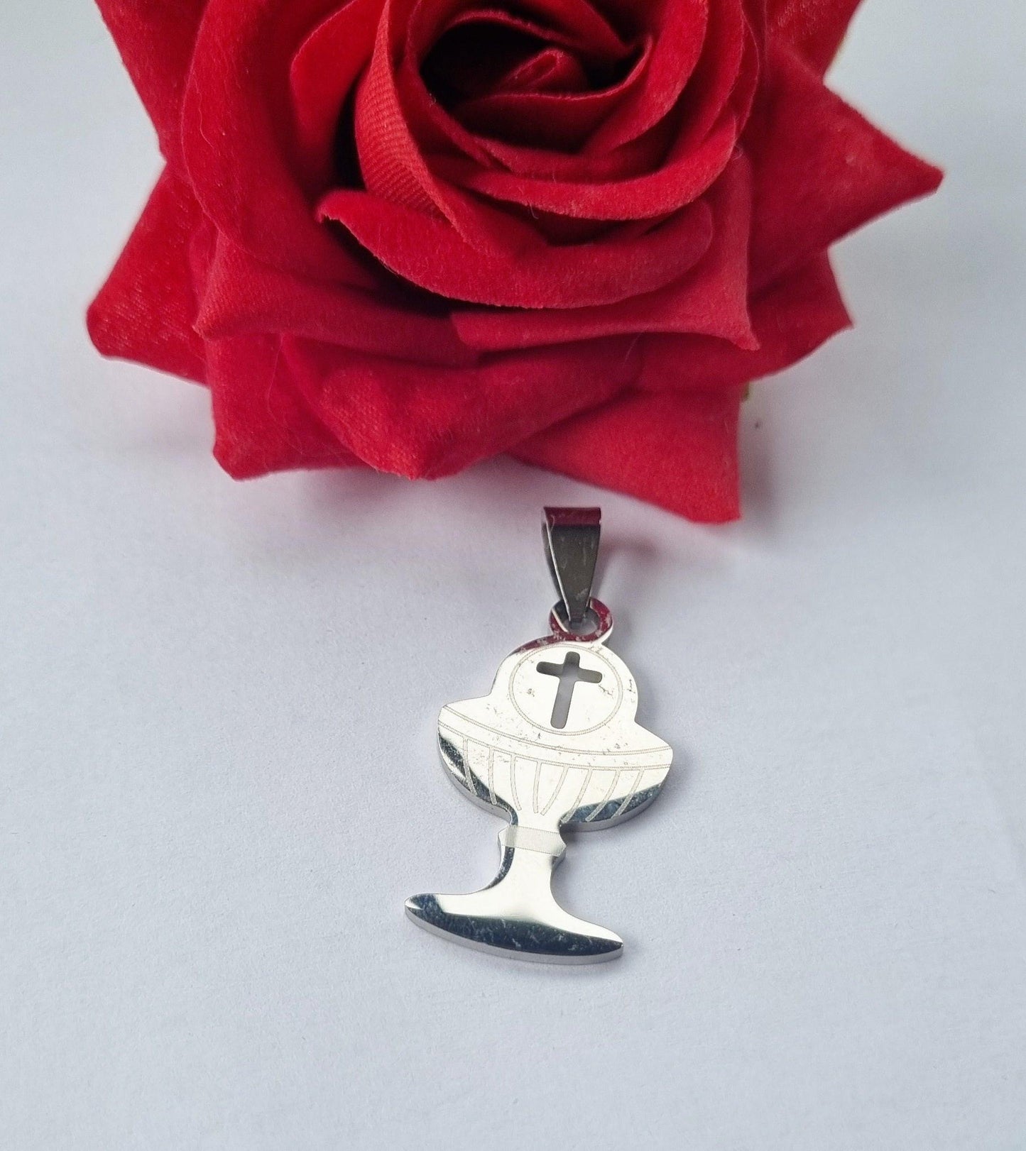Medalha pendente de prata em cálice, cruz central e detalhe gravado na base