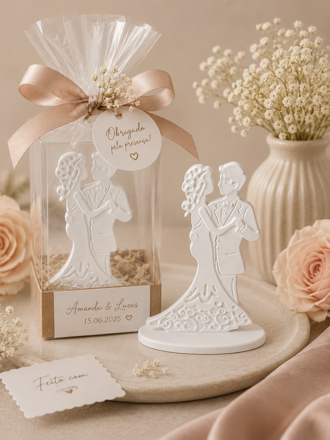 Molde de noivos branco com base, duas figuras em relevo para lembrança