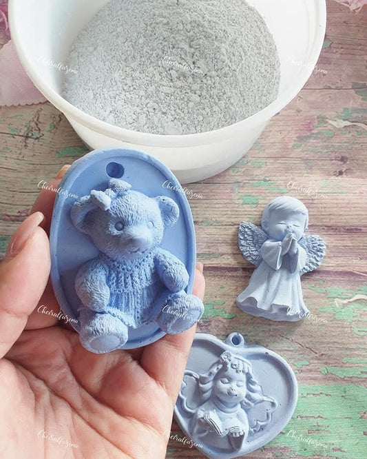 Figura de gesso azul em forma de urso sentado, numa base oval