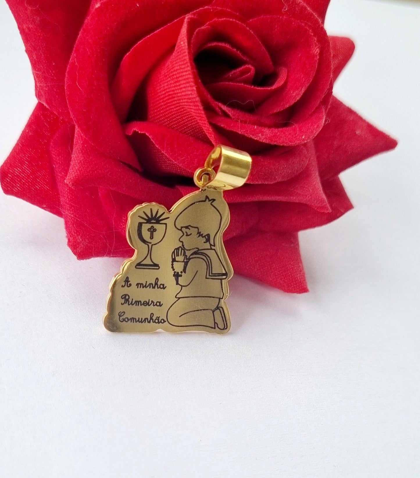 Pingente medalha dourada da Primeira Comunhão do menino, com cálice e inscrição
