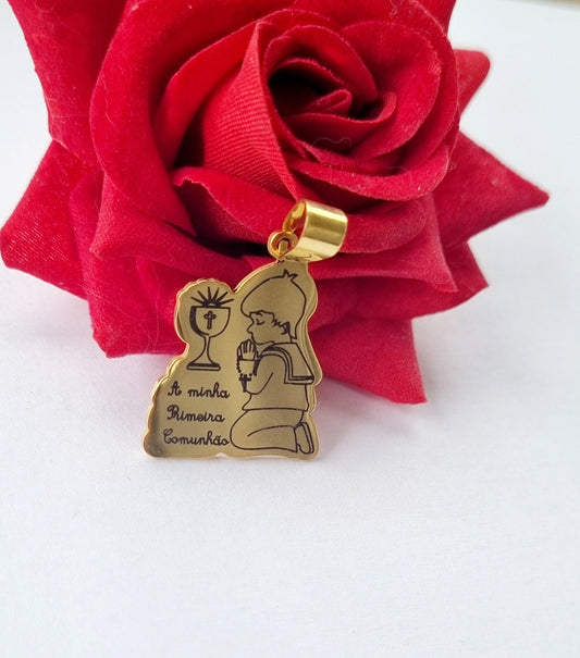 Pingente medalha dourada da Primeira Comunhão do menino, com cálice e inscrição