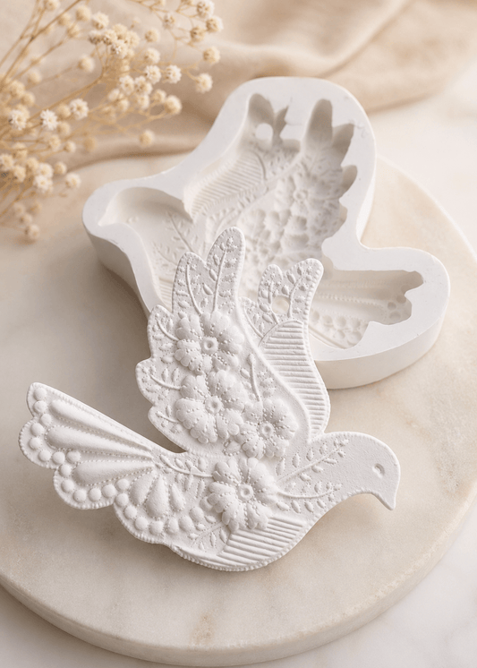 Molde de pomba grande floral em branco, forma com relevo e detalhes florais