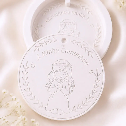 Molde redondo para comunhão de menina, com decoração em relevo e moldura floral