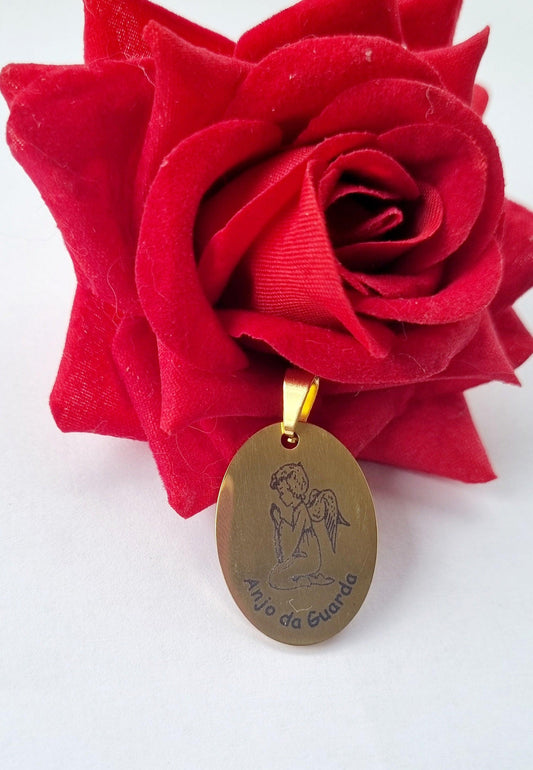 Medalha dourada oval do anjo da guarda com anjo gravado e pendente na rosa vermelha