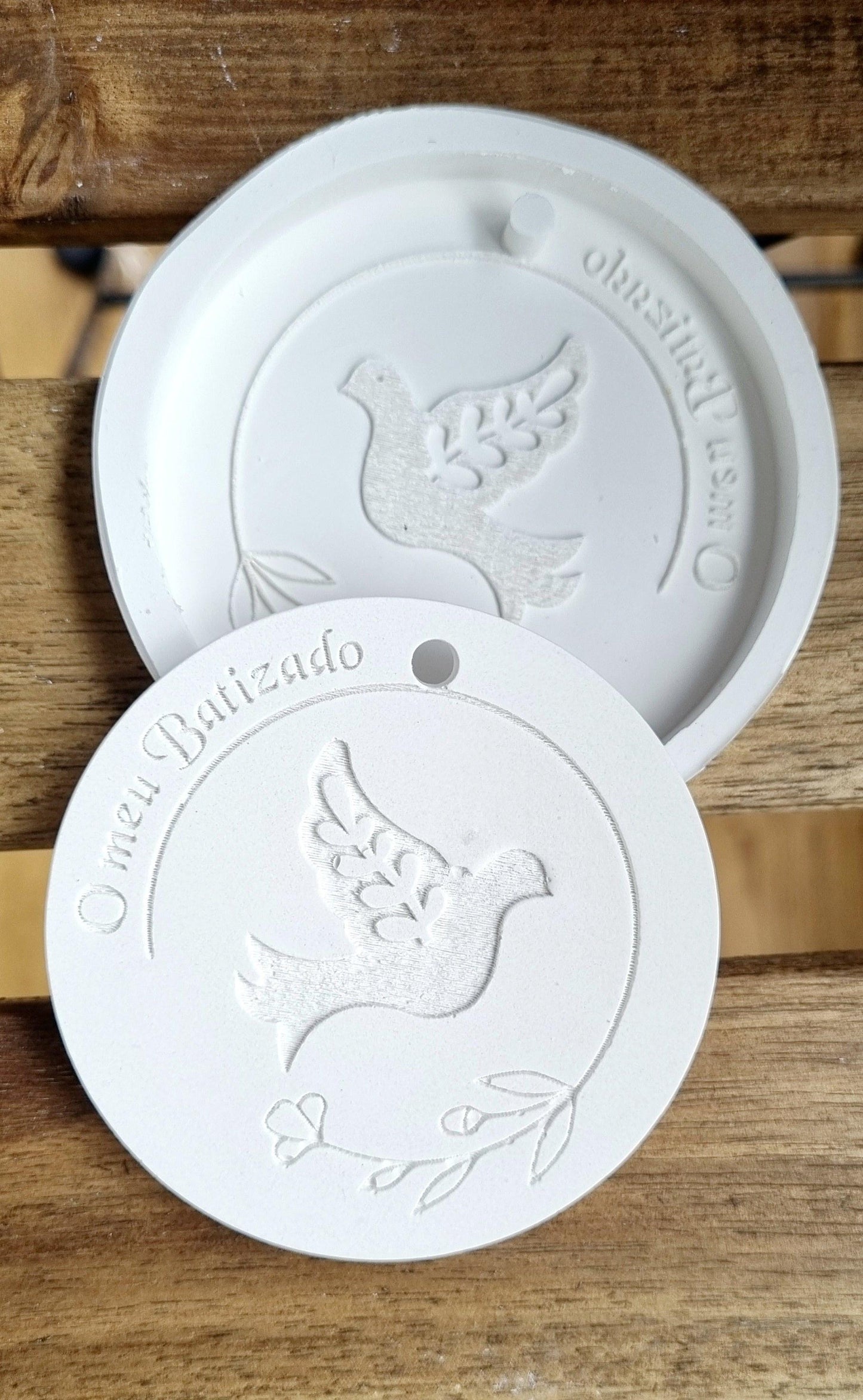 Forma redonda de batizado com pomba em relevo e texto O meu Batizado