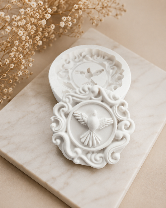 Molde de medalha com pomba, relevo em círculos com moldura ornamentada branca