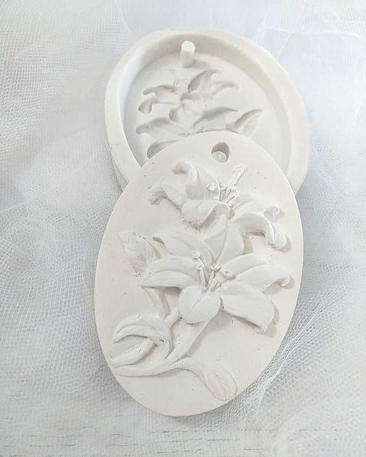 Moldura oval em branco com relevo de ramo de lírios e folhas