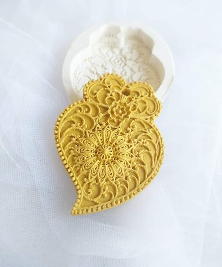 Molde em forma de coração de Viana dourado, com furo