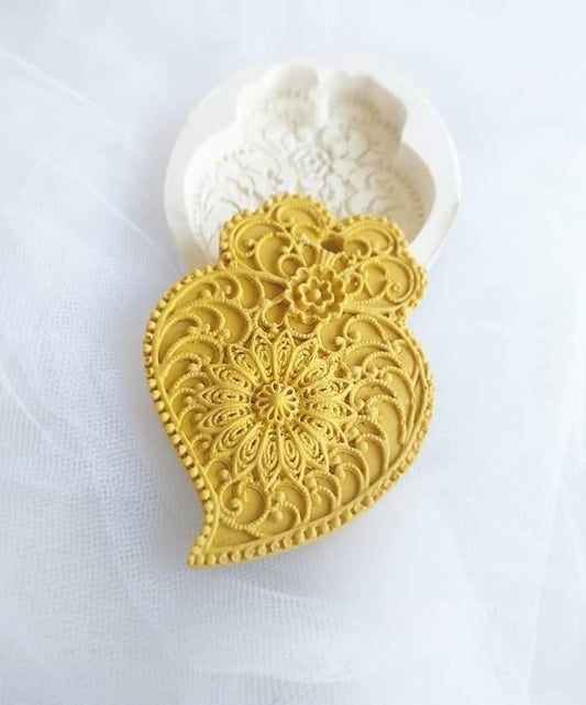 Molde em forma de coração de Viana dourado, com furo