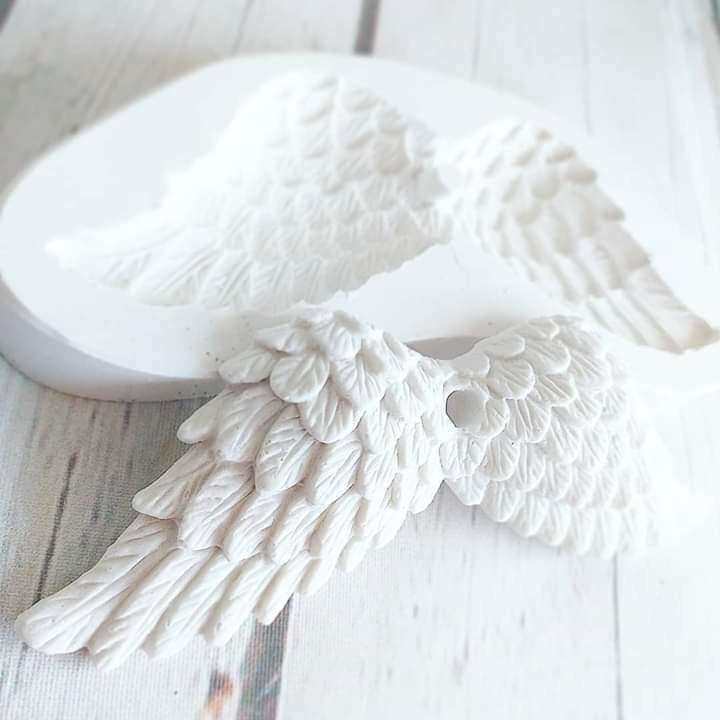 Molde de asas de anjo branco, base oval e penas em relevo com detalhe circular