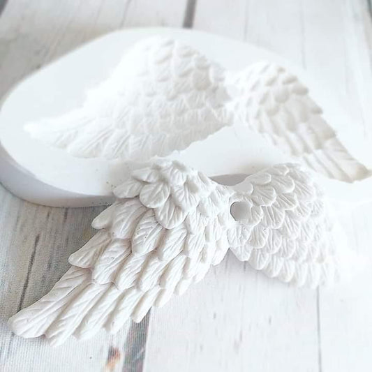 Molde de asas de anjo branco, base oval e penas em relevo com detalhe circular