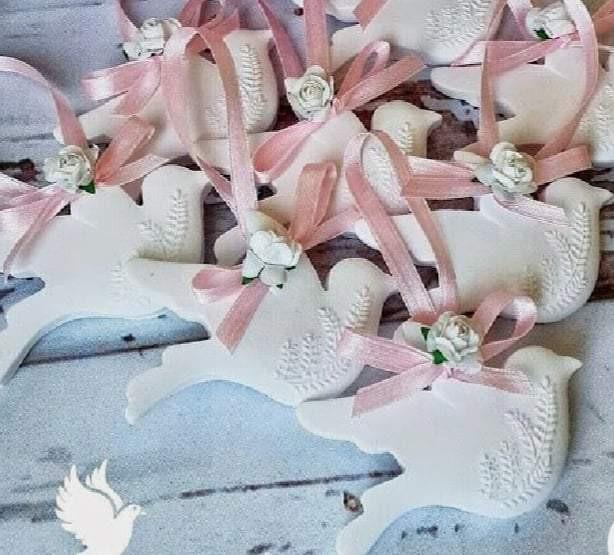 Conjunto de moldes de pomba brancos com espigas em relevo e laços rosa