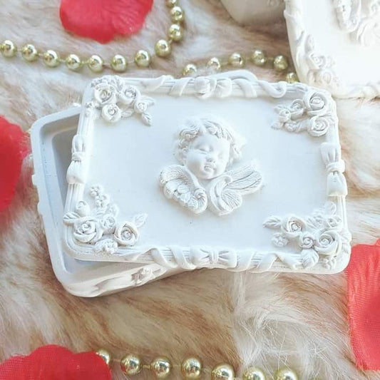 Porta-joias rectangular branco com anjo central em relevo e moldura com tranças