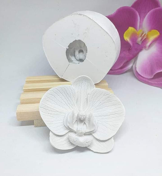 Molde de orquídea branco em relevo, peça circular com flor central