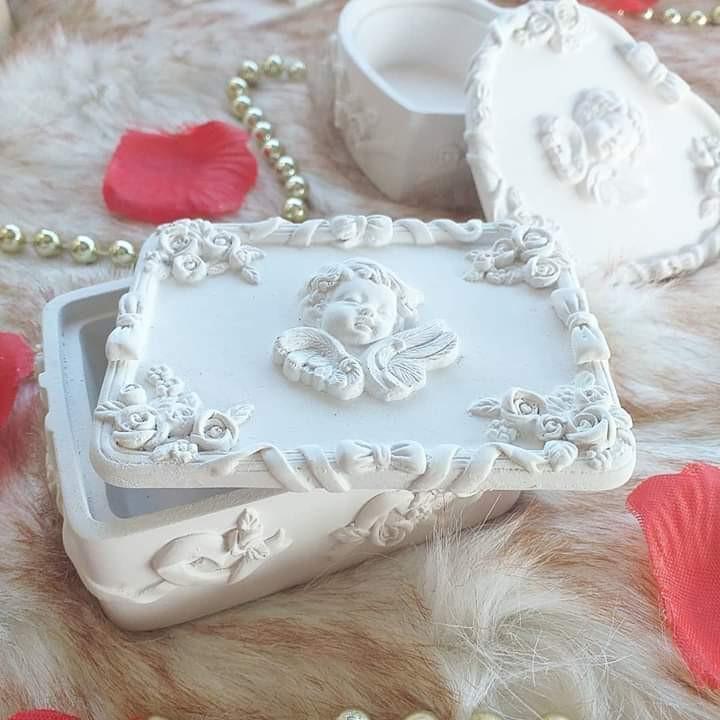 Moldura porta-joias rectangular branca com anjo alado em relevo e cantos florais