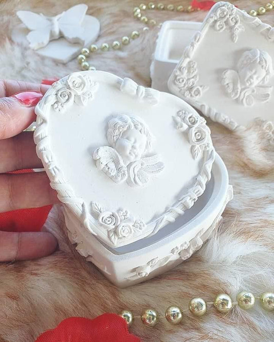 Porta-jóias coração branco com anjo e rosas em relevo, visto de cima