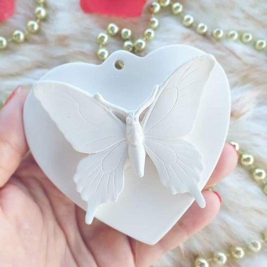 Molde coração branco com borboleta em relevo, furo superior, em mão