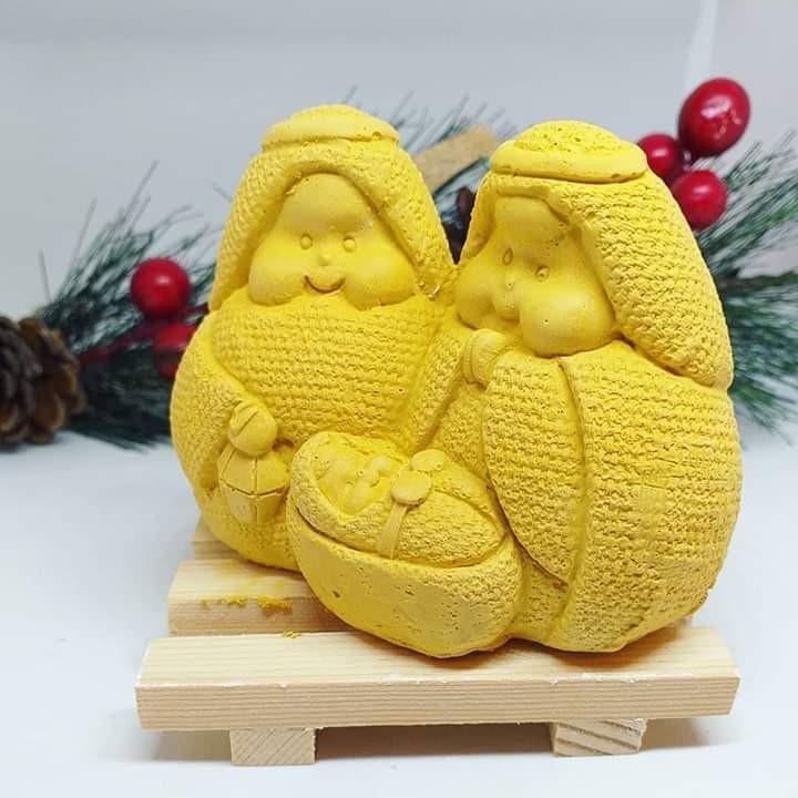 Molde de presépio 3D amarelo, figura de anjos rechonchudos a segurar uma criança