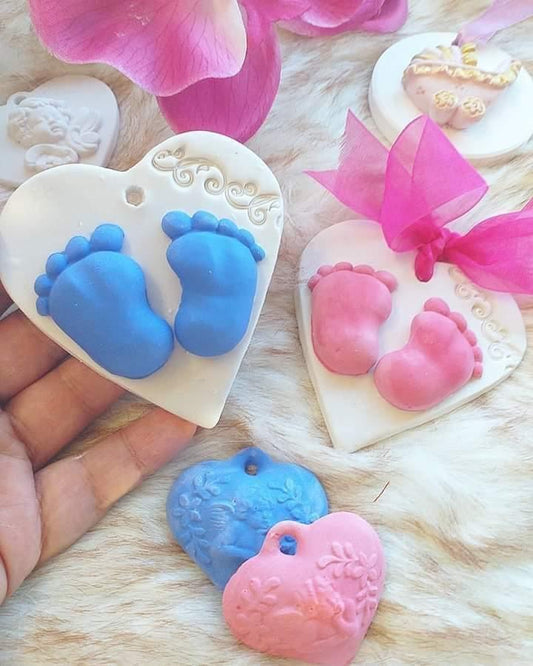 Conjunto de moldes em coração com pezinhos, com relevo azul e rosa