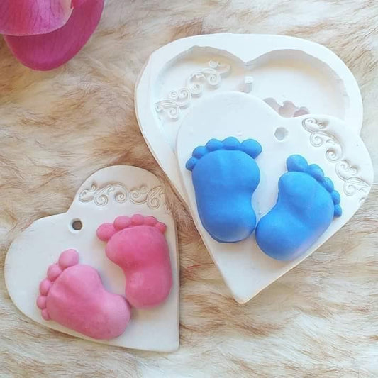 Molde em coração com pezinhos, branco, com relevo azul e rosado