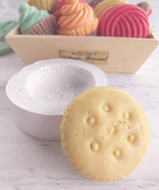 Molde de biscoitos: biscoito amarelo com relevos circulares, num prato branco.
