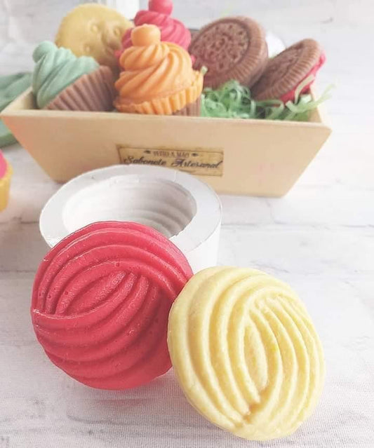 Biscoitos riscado coloridos com ranhuras em círculos, rosa, amarelo e branco