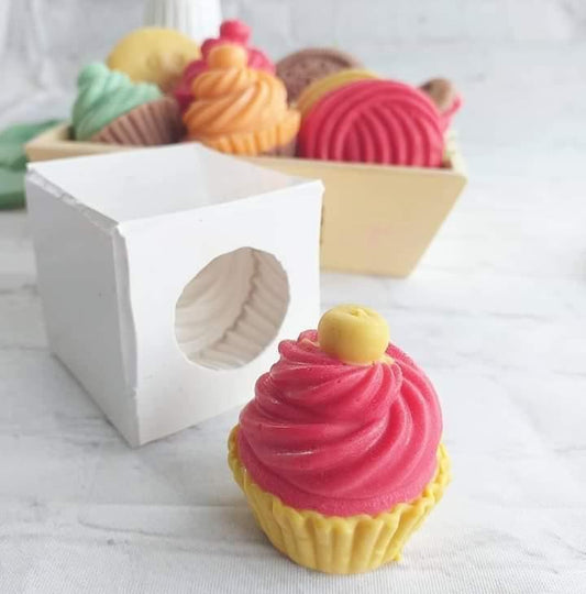 Molde de cupcake 3D com cereja, com cupcake vermelho e cereja no topo