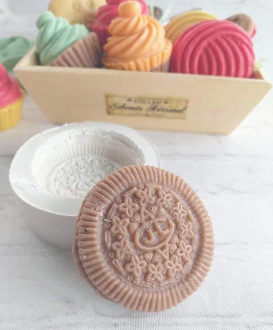 Bolacha de chocolate moldada redonda com relevo e padrão decorativo