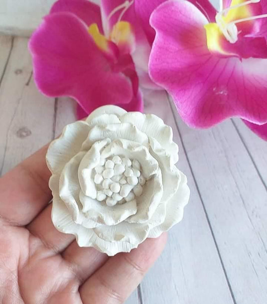 Molde de flor branco com detalhe circular no centro, em relevo