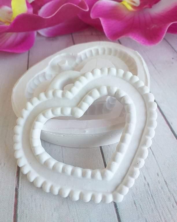 Molde de coração branco com cavidade interior em forma de arco