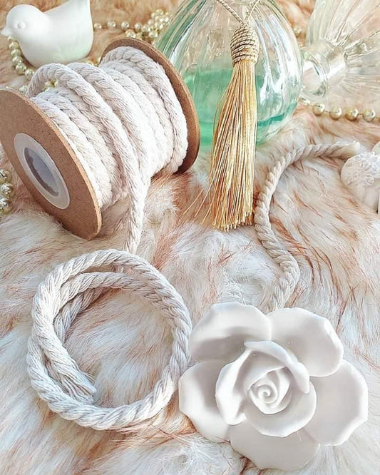 Rolo de cordão de algodão branco, enrolado em espiral