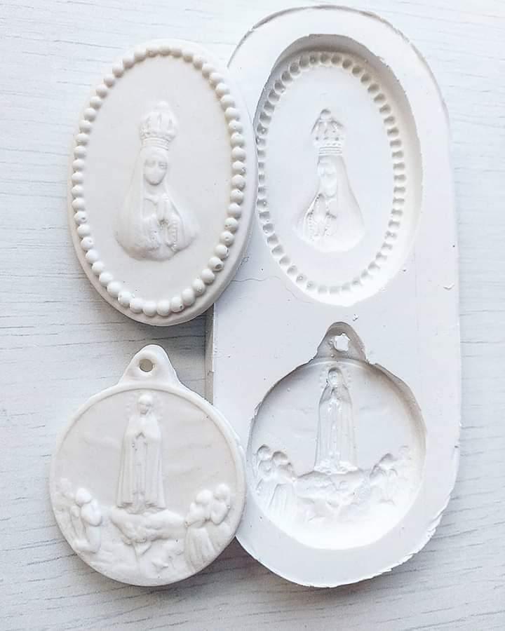 Molde duplo branco com quatro cavidades ovais de Nossa Senhora de Fátima em relevo