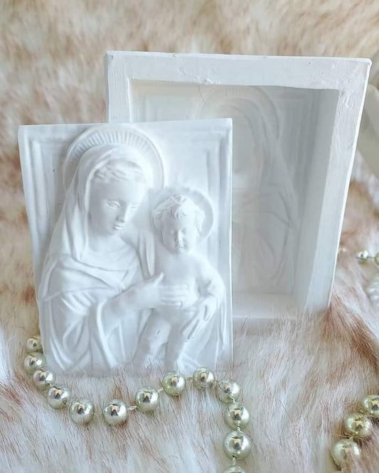 Molde retangular branco com relevo de mãe a segurar bebé ao colo