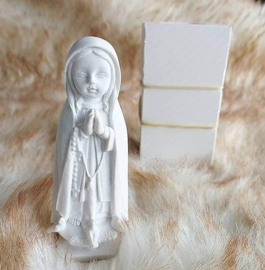 Molde 3D da Nossa Senhora, figura em relevo com terço e mãos juntas, branco
