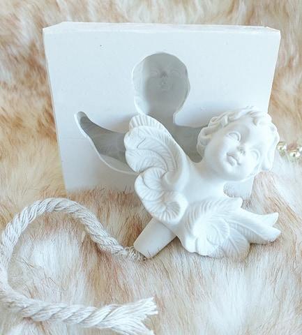 Molde de anjo para difusor com anjo de joelhos e cabelo encaracolado, branco