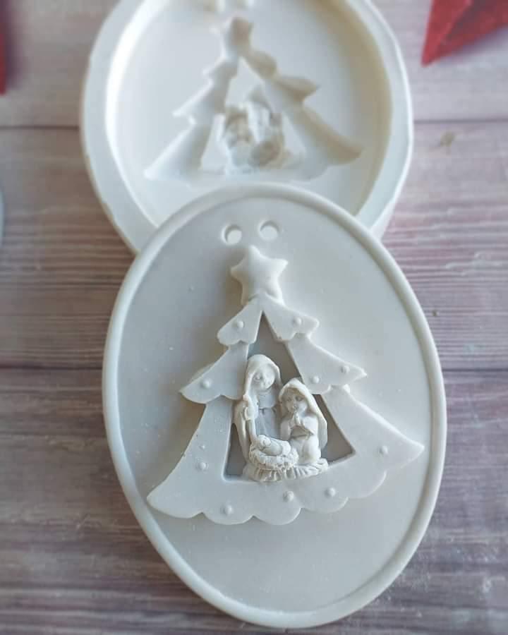 Moldes ovais para árvore e presépio, com figuras em relevo.