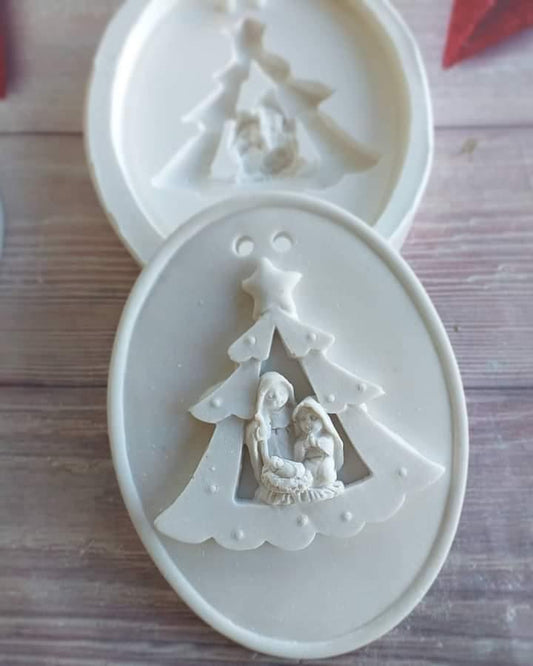 Moldes ovais para árvore e presépio, com figuras em relevo.