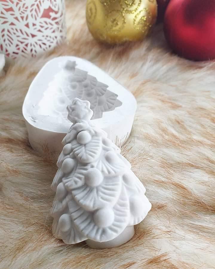 Molde de árvore de Natal pequena em silicone branco, com relevo de anjo e árvore.