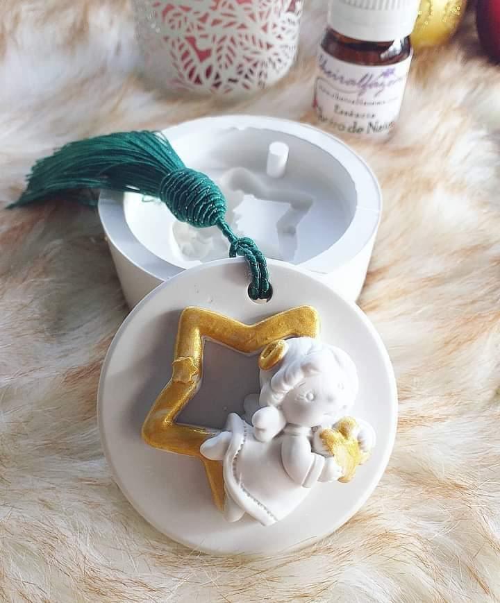 Molde de patela com anjo e estrela em resina branca e detalhes dourados, com corda verde