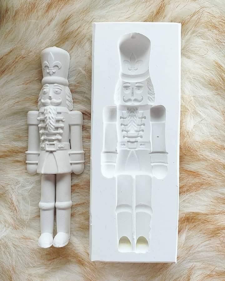 Molde de soldadinho branco com relevo do boneco, figuras e botas