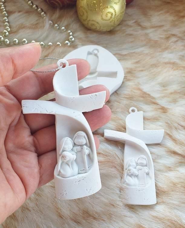 Molde de cruz para presépio branco, com relevos da cena do presépio