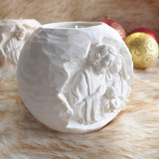 Porta-vela branco 3D com relevo da Sagrada Família e castiçal central