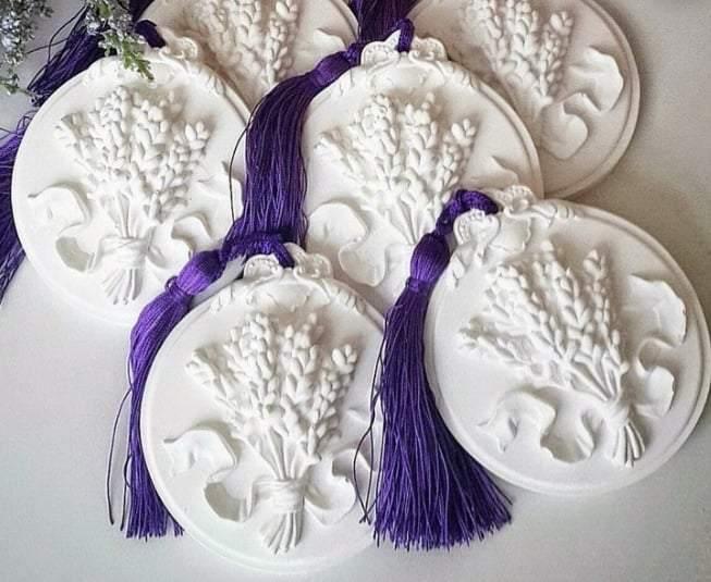 Conjunto de moldes redondos de alfazema com relevo floral e franjas roxas
