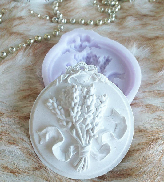 Molde redondo de alfazema com relevo floral e folhas, acabamento branco
